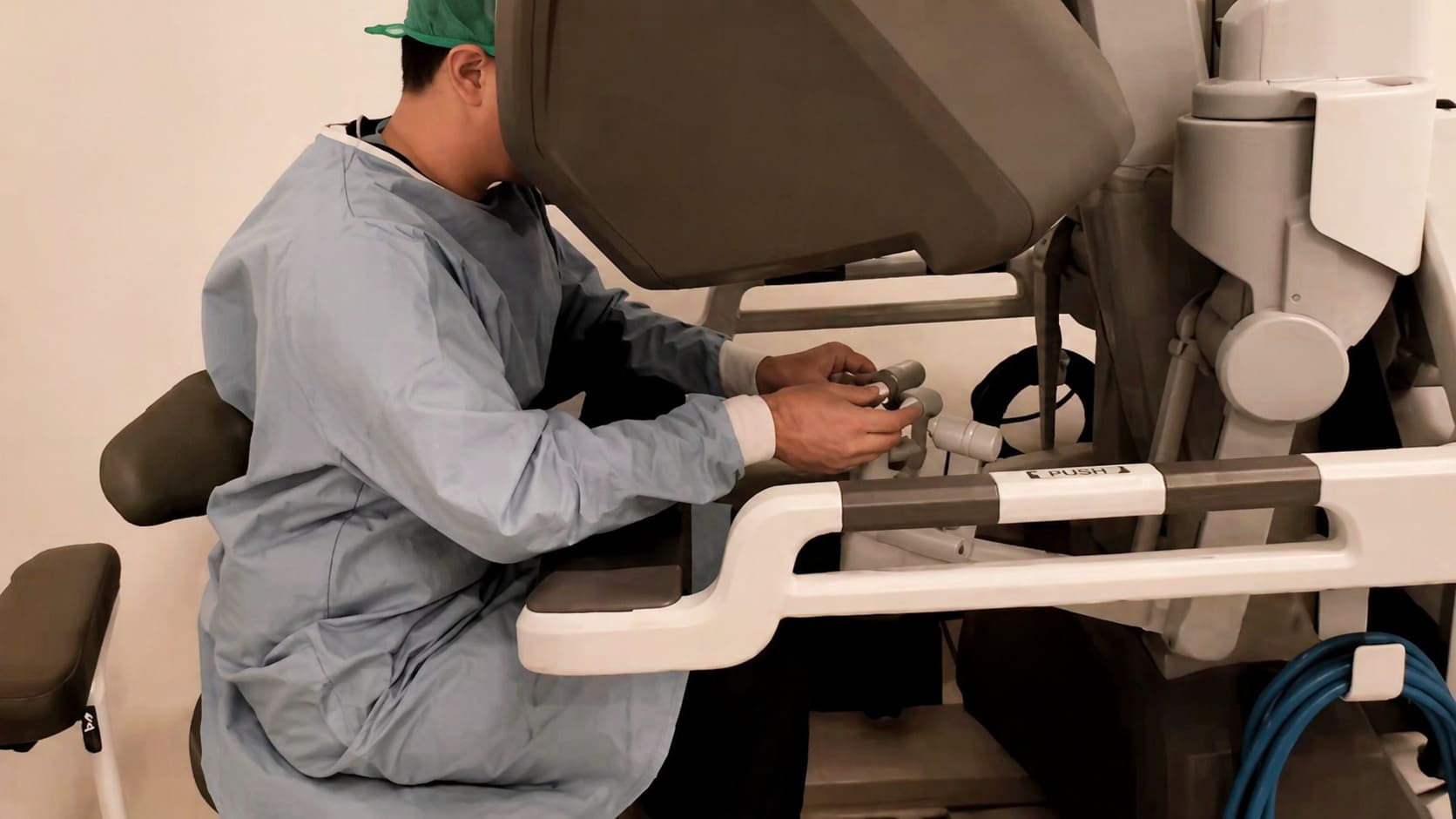 Sistema de cirugía robótica en urología durante procedimiento quirúrgico